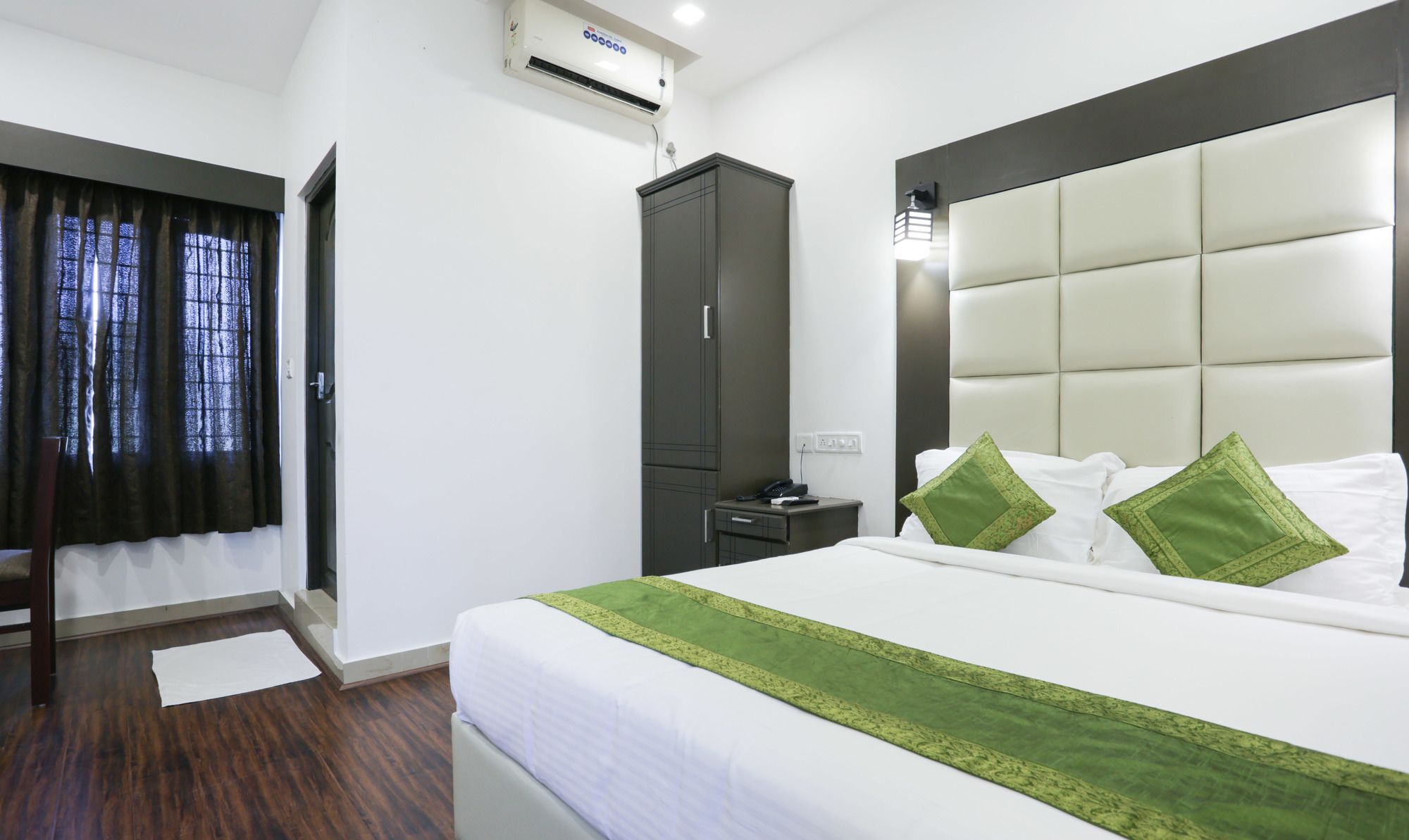 Qube Hotel Kochi Exterior foto